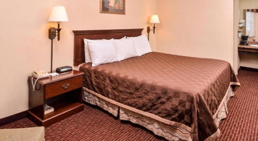 Americas Best Value Inn Эллайнс Экстерьер фото